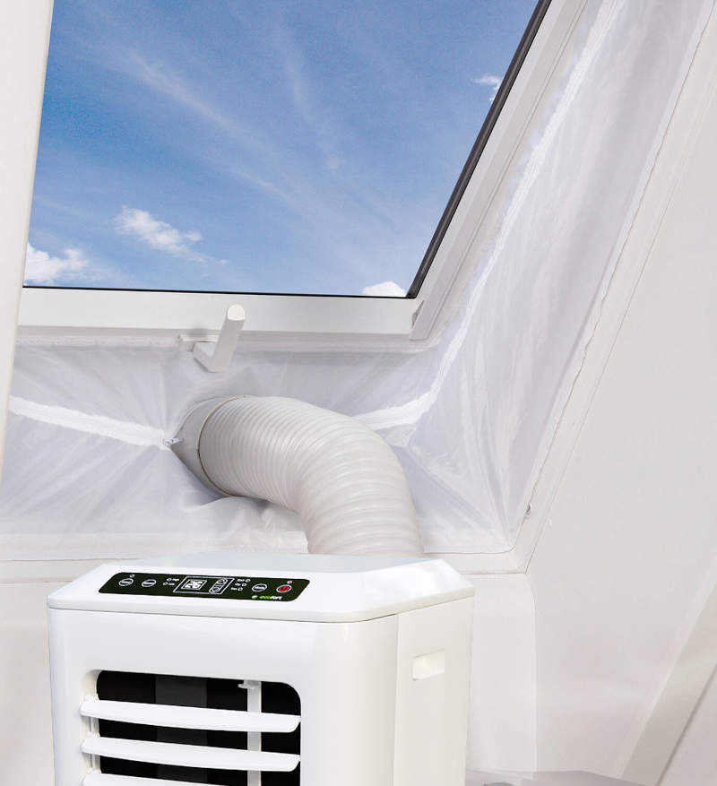 ecoQ CoolAir 10 mit Hot Air Stop - Warme Abluft wird mittels Schlauch aus dem Fenster geführt